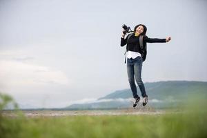 sian giovani donne persone che fanno escursioni con gli amici zaini camminano insieme e guardano la mappa e prendono la macchina fotografica per strada e sembrano felici, tempo di relax in vacanza concetto di viaggio foto