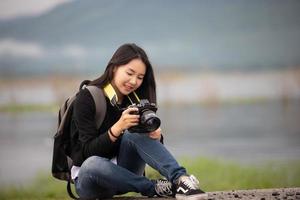 sian giovani donne persone che fanno escursioni con gli amici zaini camminano insieme e guardano la mappa e prendono la macchina fotografica per strada e sembrano felici, tempo di relax in vacanza concetto di viaggio foto