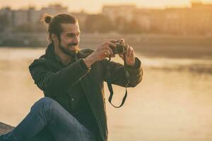 bello moderno uomo d'affari gode Fotografare città.tonica Immagine. foto