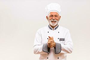 ritratto di anziano capocuoco preparazione per cucinare. foto