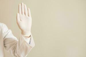 Immagine di vicino su mano nel protettivo guanto di medico mostrando fermare cartello foto