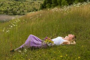 donna gode riposo nel il bellissimo natura foto