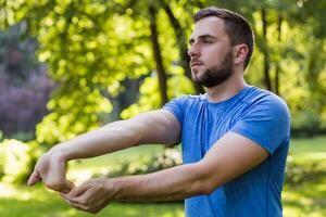 bello uomo esercizio nel il parco. foto