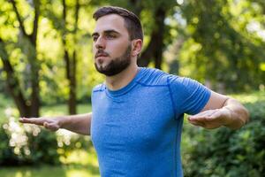 bello uomo esercizio nel il parco. foto