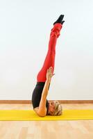 donna che esercita yoga foto