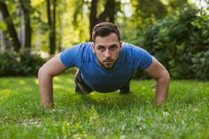 bello uomo praticante nel il parco. foto