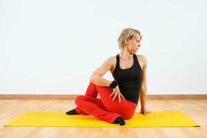 donna che esercita yoga foto