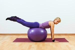 donna esercizio con pilates sfera. foto