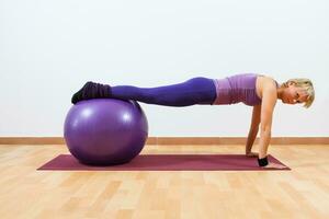 donna esercizio con pilates sfera. foto