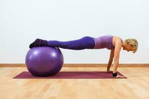 donna esercizio con pilates sfera. foto