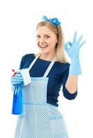 carino casalinga pulizia e mostrando ok cartello foto