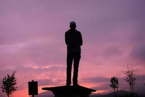 uomo silhouette nel il campagna e bellissimo tramonto sfondo foto