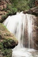 bellissima cascata di montagna catturata con motion blur foto