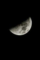 il Luna è visto nel il buio cielo con un' mezzaluna forma foto