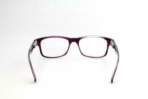 posteriore visione bicchieri viola su bianca sfondo foto