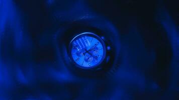 futuristico illuminato orologio nel blu colore stile foto