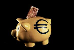 un' porcellino banca con un' Euro cartello su esso foto