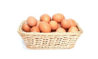 fresco biologico pollo uova. su Marrone cestino, foto