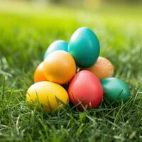 ai generato un' avvicinamento tiro di colorato Pasqua uova disposte su lussureggiante verde erba foto