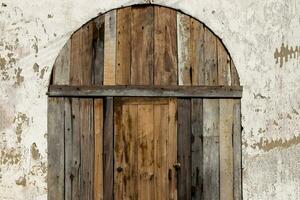 arcuato di legno porte nel il vecchio cittadina. foto