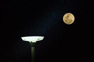 Luna nel il buio notte. foto