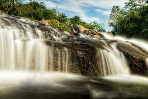 piccolo cascata e pietra con acqua movimento. foto