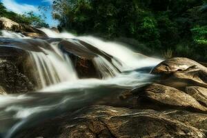 piccolo cascata e pietra con acqua movimento. foto