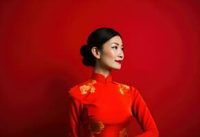 ai generato un' Cinese donna nel rosso vestito nel un' cheongsam in piedi Il prossimo per rosso sfondo foto