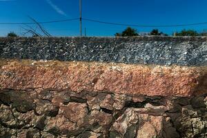 suolo e roccia strati di il strada foto