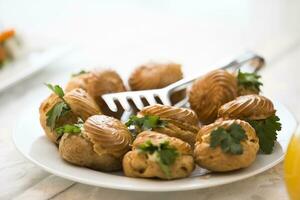 buffet piatto. choux Pasticcino su il tavolo foto