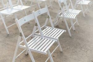 righe di vuoto metallo sedia posti a sedere installato per alcuni attività commerciale evento o spettacolo, festival foto
