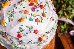 torta di pasqua e uova colorate su sfondo scuro foto