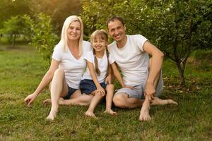 contento famiglia godendo nel parco su soleggiato un' giorno foto