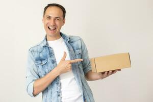 sorridente consegna uomo dando scatola di carta su bianca sfondo foto