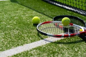 una racchetta da tennis e una pallina da tennis nuova su un campo da tennis dipinto di fresco foto