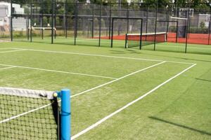 tennis netto e Tribunale. giocando tennis. salutare stile di vita foto