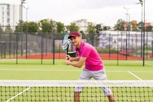 maschio tennis giocatore su il tennis Tribunale foto