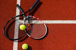 una racchetta da tennis e una pallina da tennis nuova su un campo da tennis dipinto di fresco foto