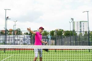 maschio tennis giocatore su il tennis Tribunale foto