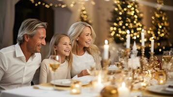 ai generato contento famiglia a Natale cena, bianca e oro foto
