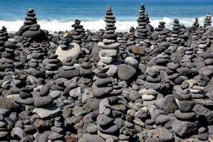 emorroidi di impilati rocce di il oceano foto