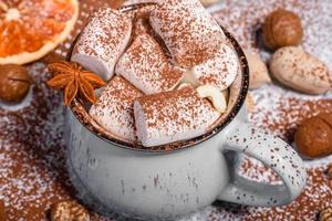 tazza di cioccolata calda con marshmallow bianchi foto