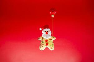 Natale ornamento con Santa Claus e rosso fronzolo ornamento impostato come Palloncino su rosso sfondo. minimo vacanza concetto. foto