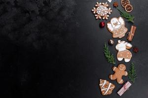 Pan di zenzero festivo natalizio fatto in casa su un tavolo scuro foto