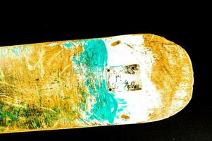 un' skateboard con un' oro e blu dipingere lavoro su esso foto