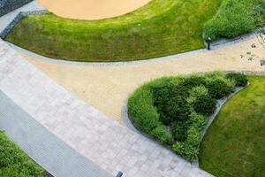 pietra sentiero nel un' lussureggiante verde parco foto