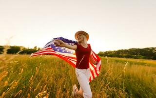 bellissimo giovane donna con Stati Uniti d'America bandiera foto