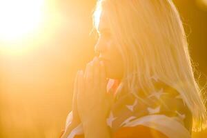 bellissimo giovane donna con Stati Uniti d'America bandiera foto