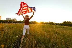 bellissimo giovane donna con Stati Uniti d'America bandiera foto