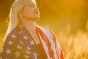 bellissimo giovane donna con Stati Uniti d'America bandiera foto